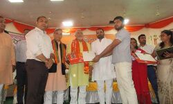 सीएम सामूहिक विवाह के आयोजन पर वित्त मंत्री ने डीएम बागपत की सराहना सीएम सामूहिक विवाह के आयोजन पर वित्त मंत्री ने डीएम बागपत की सराहना