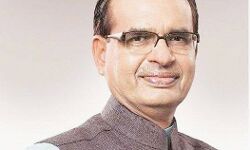 शिवराज ने स्मार्ट उद्यान में पौधा रोपा