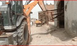 सहारनपुर में मिले उपद्रव के रिटर्न गिफ्ट में दो घरों पर चल रहा बुलडोजर