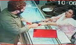 ज्वेलरी शोरूम में दिनदहाड़े 5 लाख के जेवरात लूटे-CCTV में कैद