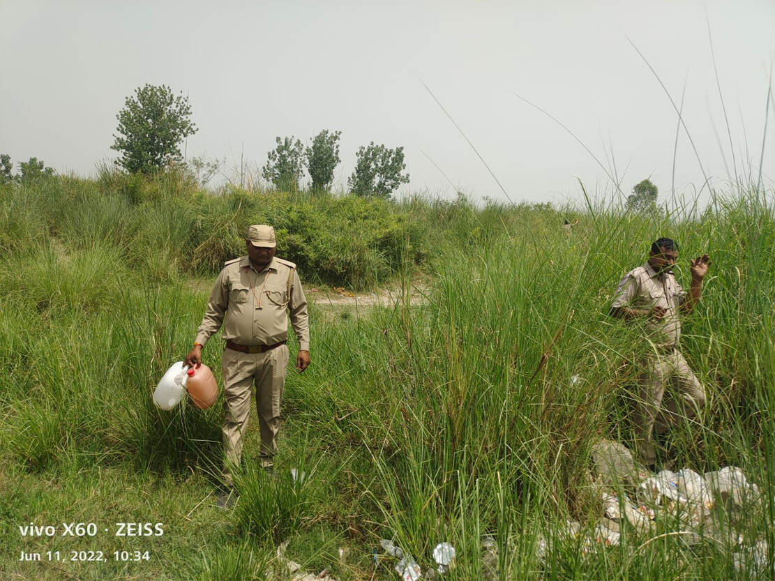 घंटों तक छानी जंगलों की खाक, तब लगी 25 लीटर कच्ची दारू हाथ