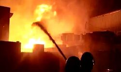 2 फैक्ट्री में लगी भीषण आग- बुझाने के लिये बुलाई 3 जिलों से 35 गाड़ियां 2 फैक्ट्री में लगी भीषण आग- बुझाने के लिये बुलाई 3 जिलों से 35 गाड़ियां