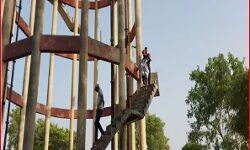 शादी के लिए पानी की टंकी पर चढ़ी युवती- ऊपर से नीचे देख हुई बेहोश शादी के लिए पानी की टंकी पर चढ़ी युवती- ऊपर से नीचे देख हुई बेहोश