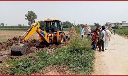 अवैध अतिक्रमण पर चला बुलडोजर- विरोध पर पुलिस ने फटकारे डंडे अवैध अतिक्रमण पर चला बुलडोजर- विरोध पर पुलिस ने फटकारे डंडे