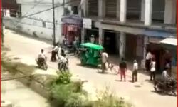 पुलिस चौकी के पास महिला ने उतारा मनचले के सिर से आशिकी का भूत