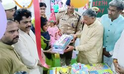 जेल में बंद महिला की बेटी का मनाया बर्थडे - कारागार मंत्री ने काटा केक जेल में बंद महिला की बेटी का मनाया बर्थडे - कारागार मंत्री ने काटा केक