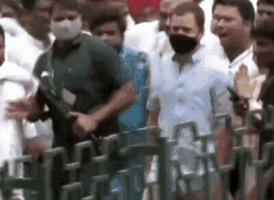 राहुल गांधी पैदल मार्च कर प्रियंका के साथ पहुंचे ईडी दफ्तर