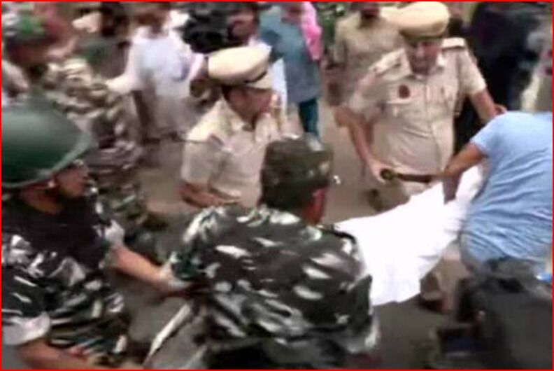 मुख्यमंत्री गहलोत समेत कांग्रेस के कई दिग्गज लिए पुलिस ने हिरासत में