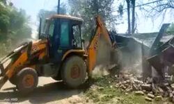 महिला पर हमले के गिरफ्तार आरोपियों के मकान जमींदोज महिला पर हमले के गिरफ्तार आरोपियों के मकान जमींदोज