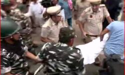 मुख्यमंत्री गहलोत समेत कांग्रेस के कई दिग्गज लिए पुलिस ने हिरासत में मुख्यमंत्री गहलोत समेत कांग्रेस के कई दिग्गज लिए पुलिस ने हिरासत में