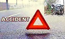 बाइक-कार टक्कर से तीन लोगों की मृत्यु बाइक-कार टक्कर से तीन लोगों की मृत्यु