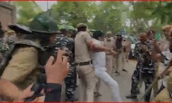 दिल्ली पुलिस ने दिखाया अपना चेहरा और जबरिया ले गई कांग्रेस महासचिव को