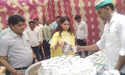 DM ने छबील का आयोजन कर बांटा मीठा शरबत DM ने छबील का आयोजन कर बांटा मीठा शरबत