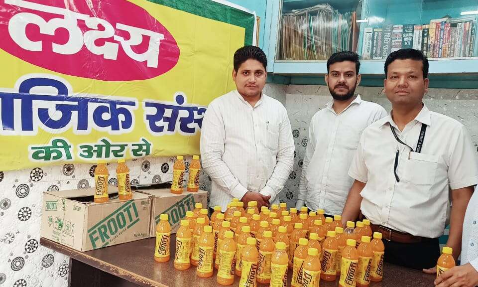 लक्ष्य समाजिक संस्था ने किया ट्रैफिक पुलिस वालों को फ्रूट जूस वितरण