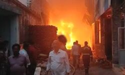 कैमिकल के गोदाम में लगी आग की चपेट में आया पड़ोसी का मकान