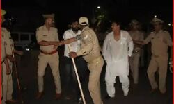 थाने पर प्रदर्शन कर रहे सपाइयों की लाठी से ली खबर- कई के कपड़े फटे