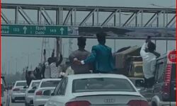 शादी में जा रहे युवाओं ने स्टंट कर किया मौत का सफर-अब लाखों का चालान शादी में जा रहे युवाओं ने स्टंट कर किया मौत का सफर-अब लाखों का चालान