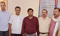 खतौनी में नाम चढ़ाने को रिश्वत वसूल रहे पटवारी जी गिरफ्तार खतौनी में नाम चढ़ाने को रिश्वत वसूल रहे पटवारी जी गिरफ्तार