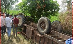 ट्रैक्टर ट्रॉली की DCM से हुई भिड़ंत में छह लोगों की मौत, 10 गंभीर ट्रैक्टर ट्रॉली की DCM से हुई भिड़ंत में छह लोगों की मौत, 10 गंभीर