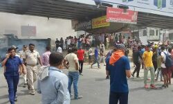 लांचिंग के साथ ही शुरू हुआ अग्निपथ का विरोध, ट्रेन पर पथराव, सड़क जाम लांचिंग के साथ ही शुरू हुआ अग्निपथ का विरोध, ट्रेन पर पथराव, सड़क जाम