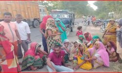 ट्रक ने साइकिल सवार को कुचला, ग्रामीणों ने लगाया जाम, मांग रहे मुआवजा ट्रक ने साइकिल सवार को कुचला, ग्रामीणों ने लगाया जाम, मांग रहे मुआवजा