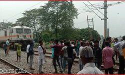 पैगंबर विवाद में निकाला जुलूस और प्रदर्शनकारियों ने रोकी रेल