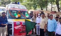 DM ने स्वास्थ्य सेवाओं को सुदृढ बनाने को रवाना की 11 एंबुलेंस DM ने स्वास्थ्य सेवाओं को सुदृढ बनाने को रवाना की 11 एंबुलेंस