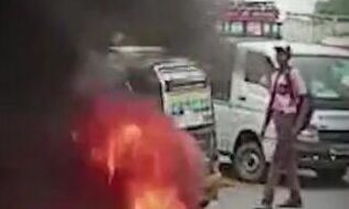 अग्निपथ के विरोध में लगातार दूसरे दिन भी हिंसक प्रदर्शन- ट्रेन में लगाई आग