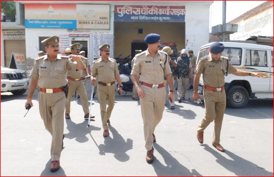 मुजफ्फरनगर में भी सतर्कता, पुलिस गस्त कर उड़ा रही ड्रोन