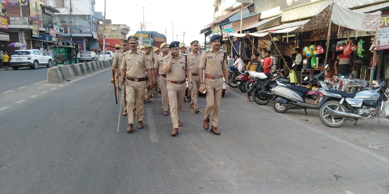 SP देहात ने पुलिस बल के साथ पैदल गश्त कर दिए निर्देश