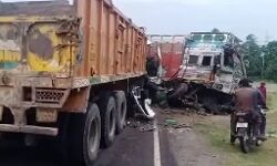 दो ट्रकों की हुई आपसी भिडंत में उडे परखच्चे- ड्राइवर गंभीर