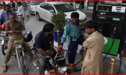 एक ही झटके में डीजल पर बढे 59 रुपए से हाहाकार, पेट्रोल भी 233 एक ही झटके में डीजल पर बढे 59 रुपए से हाहाकार, पेट्रोल भी 233