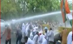 प्रदर्शनकारी कांग्रेसियों के खिलाफ करना पड़ा वाटर कैनन का इस्तेमाल प्रदर्शनकारी कांग्रेसियों के खिलाफ करना पड़ा वाटर कैनन का इस्तेमाल