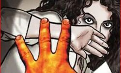 चारा काटने गई युवती को बंधक बनाकर गैंगरेप की कोशिश-विरोध पर चाकू घोंपा चारा काटने गई युवती को बंधक बनाकर गैंगरेप की कोशिश-विरोध पर चाकू घोंपा