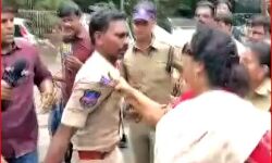 प्रदर्शन के दौरान कांग्रेस नेता ने पकड़ा पुलिसकर्मी का कॉलर- मचा हड़कंप प्रदर्शन के दौरान कांग्रेस नेता ने पकड़ा पुलिसकर्मी का कॉलर- मचा हड़कंप