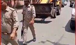 पुलिस ने बुलडोजर के साथ की गस्त कर छतों पर ड्रोन से तलाशे पत्थर पुलिस ने बुलडोजर के साथ की गस्त कर छतों पर ड्रोन से तलाशे पत्थर