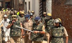 SO ने पुलिस बल के संग किया फ्लैग मार्च- धर्मगुरूओं से की मीटिंग