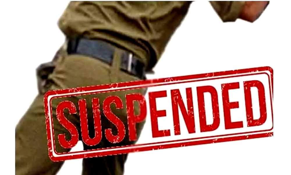 लापरवाही पर गिरी SSP की गाज, इंस्पेक्टर एवं दरोगा किए सस्पेंड लापरवाही पर गिरी SSP की गाज, इंस्पेक्टर एवं दरोगा किए सस्पेंड