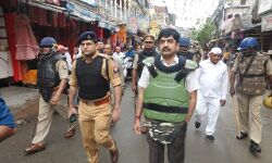 चाक-चौबंद व्यवस्था, चौकन्नी पुलिस, बारिश में खाकी का फ्लैग मार्च