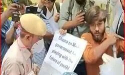 दिल्ली तक आ पहुंची अग्निपथ की आंच, कई मेट्रो स्टेशन के गेट बंद दिल्ली तक आ पहुंची अग्निपथ की आंच, कई मेट्रो स्टेशन के गेट बंद