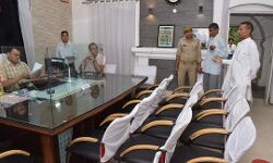 डीएम ने जनता दरबार में समस्याएं सुनकर अफसरों को दिये यह निर्देश डीएम ने जनता दरबार में समस्याएं सुनकर अफसरों को दिये यह निर्देश