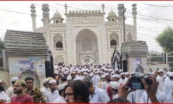 अलर्ट रही पुलिस, जुमे की नमाज के बाद चौतरफा शांति-नमाजियों को दिये गुलाब