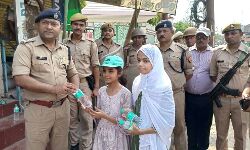 जिस अटाला में पुलिस पर बरसे थे ईट पत्थर वहां बेटियों से मिला SSP को पानी जिस अटाला में पुलिस पर बरसे थे ईट पत्थर वहां बेटियों से मिला SSP को पानी