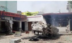 अग्निपथ विरोध में फूंकी पुलिस चौकी- SDM को बनाया बंधक अग्निपथ विरोध में फूंकी पुलिस चौकी- SDM को बनाया बंधक