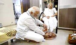 मोदी ने हीराबा के चरण धोकर लिया आशीर्वाद मोदी ने हीराबा के चरण धोकर लिया आशीर्वाद