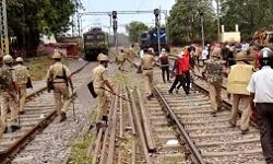 प्रदर्शनकारियों ने घंटो मचाया उत्पाद- स्टेशन पर तोडफोड़, चौकी प्रभारी घायल प्रदर्शनकारियों ने घंटो मचाया उत्पाद- स्टेशन पर तोडफोड़, चौकी प्रभारी घायल