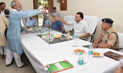 DM ने दिया हुक्म- SDM कार्यालय में जनसुनवाई कर शिकायतों का करें निस्तारण DM ने दिया हुक्म- SDM कार्यालय में जनसुनवाई कर शिकायतों का करें निस्तारण