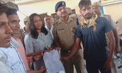 पुलिस-प्रशासन ने रोककर प्रदर्शनकारियों को समझाया- बाद में खिलाई मिठाई