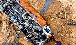 नदी में गिरा कंटेनर- एक की मौत नदी में गिरा कंटेनर- एक की मौत