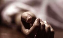 सीप नदी में नहाते हुए तीन युवतियां बही